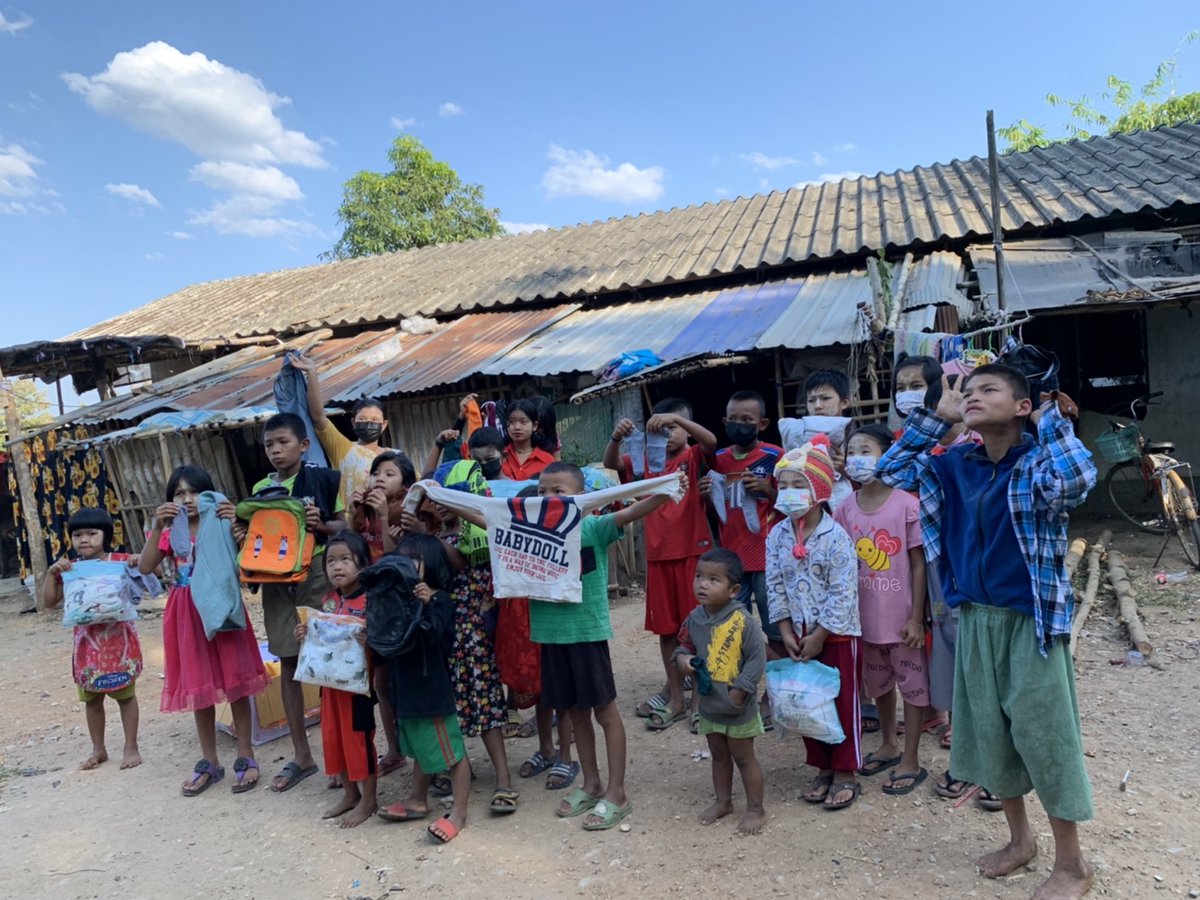 ShadeTreeFound2's tweet image. หน้าหนาวนี้จะไม่อบอุ่นเท่าไหร่ หากไม่มีน้ำใจจากผู้บริจาคที่มอบเสื้อกันหนาวและผ้าห่มให้กับน้องๆ หนูๆ ในโครงการต่างๆ ของมูลนิธิร่มไม้ ขอให้ผู้ให้มีความสุขยิ่งกว่าผู้รับนะคะ @Pasinee Kanaderm @Pannarai Sojiwisan รวมถึงผู้บริจาคที่ไม่ทราบชื่อทุกท่านด้วยนะคะ🙏🙏