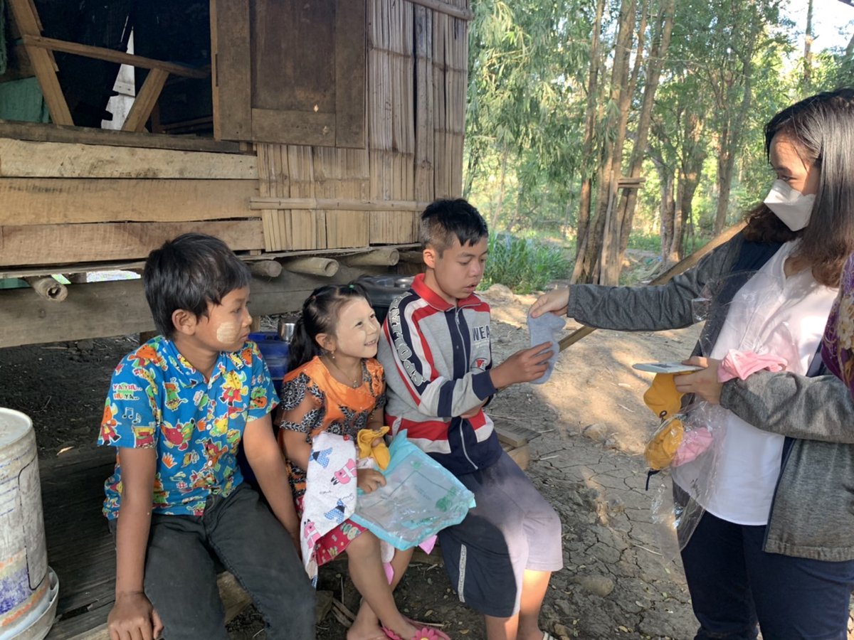 ShadeTreeFound2's tweet image. หน้าหนาวนี้จะไม่อบอุ่นเท่าไหร่ หากไม่มีน้ำใจจากผู้บริจาคที่มอบเสื้อกันหนาวและผ้าห่มให้กับน้องๆ หนูๆ ในโครงการต่างๆ ของมูลนิธิร่มไม้ ขอให้ผู้ให้มีความสุขยิ่งกว่าผู้รับนะคะ @Pasinee Kanaderm @Pannarai Sojiwisan รวมถึงผู้บริจาคที่ไม่ทราบชื่อทุกท่านด้วยนะคะ🙏🙏