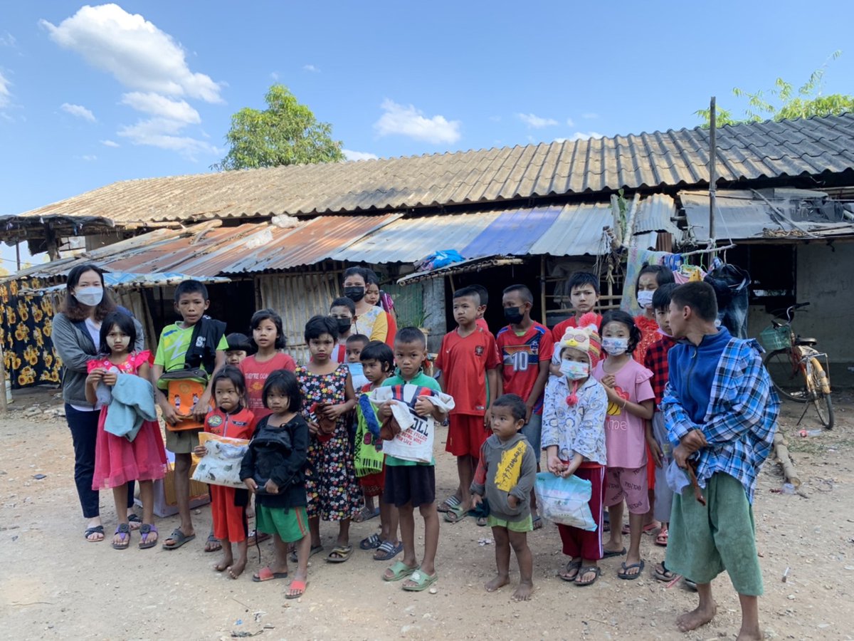 ShadeTreeFound2's tweet image. หน้าหนาวนี้จะไม่อบอุ่นเท่าไหร่ หากไม่มีน้ำใจจากผู้บริจาคที่มอบเสื้อกันหนาวและผ้าห่มให้กับน้องๆ หนูๆ ในโครงการต่างๆ ของมูลนิธิร่มไม้ ขอให้ผู้ให้มีความสุขยิ่งกว่าผู้รับนะคะ @Pasinee Kanaderm @Pannarai Sojiwisan รวมถึงผู้บริจาคที่ไม่ทราบชื่อทุกท่านด้วยนะคะ🙏🙏