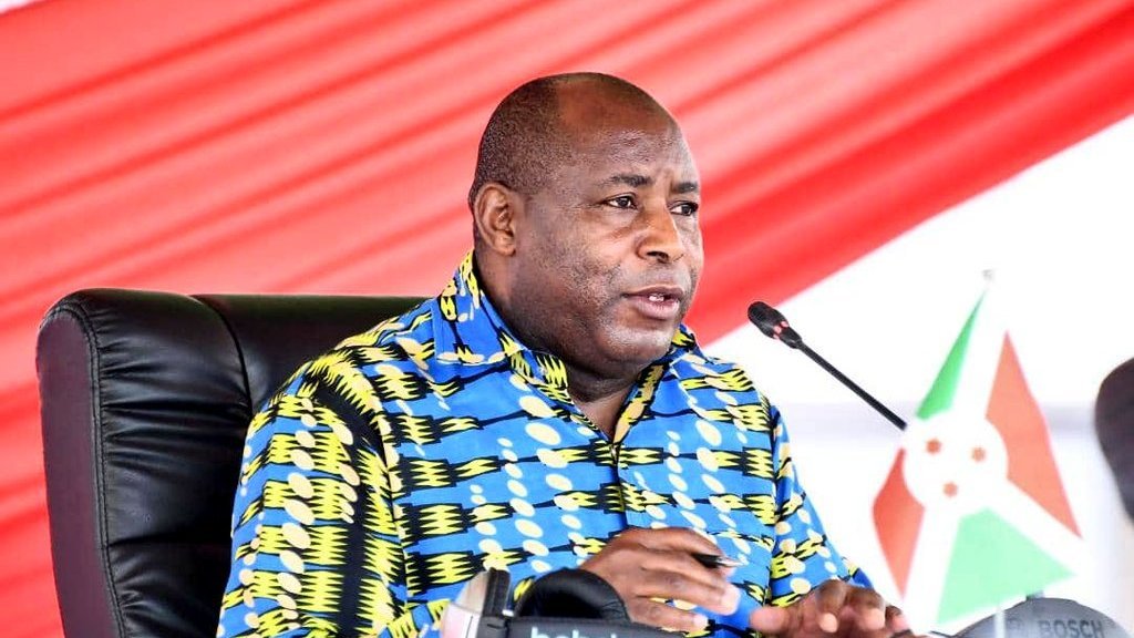 T_argos's tweet photo. #Burundi: Au cours de l'Ă©mission publique animĂ©e par le president au stade Intwari, Evariste Ndayishimiye lancent un appel vibrant Ă tous les utilisateurs de lâinternet de ne pas Ă©crire du nâimporte quoi, car selon lui, certains Ă©crits salissent lâimage du pays. #Ikiyago #ARGOSTV https://t.co/7kAI4u2r42