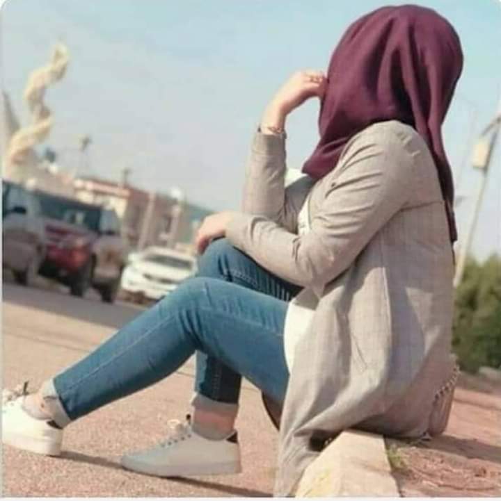 وفجأة ترى أنّك بالفعل استهلكت نفسك كُليًا، تكلمت كثيرًا، شرحت أكثر، بررت بما يكفي.. ثم تأتي عليك لحظة ترى أن طاقتك قد نفذت، فَتتوقف عن الكلام وتبتعد عن الناس، وتذهب لأقرب ملاذ لك وتجلس مُكتفياً بنفسك. 💔صباحكم زهرة الربيع 🌹🌺