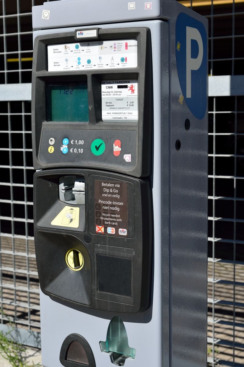 OverVlaardingen's tweet photo. Om te voorkomen dat de parkeerautomaten kapot gaan door vuurwerk, schermen we deze ook dit jaar af. Je hoeft van 30/12 t/m 2/1 niet te betalen voor het parkeren op straat in de Oostwijk en in het Centrum. Vanaf 3 januari hoef je pas weer te betalen voor het parkeren op straat. https://t.co/ieNhE43KCq