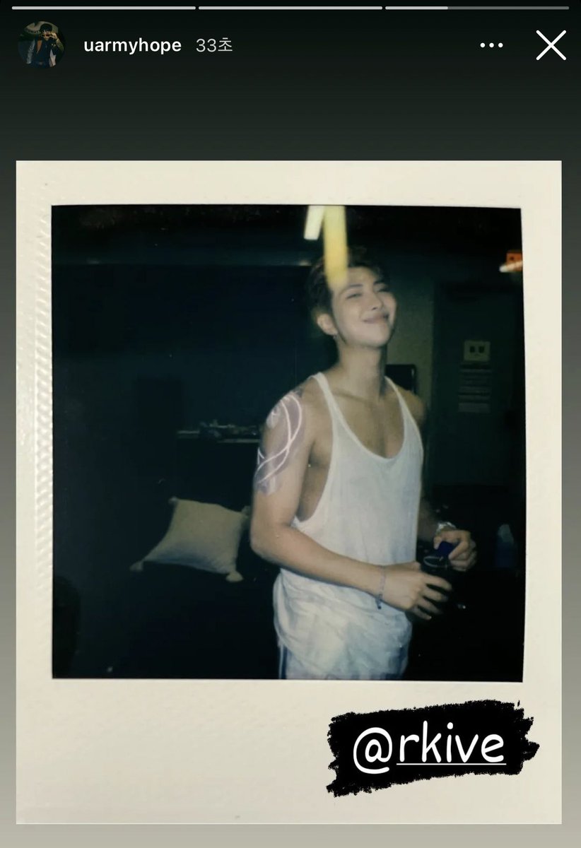 nygmahopee's tweet photo. — LA FOTO QUE HOSEOK CONPARTIO DE KIM NAMJOON??? DIOS, ESOS MÚSCULOS, ESA SOBRISA, NAMU ESTOY A TUS PIES https://t.co/vhIJIUMp1S