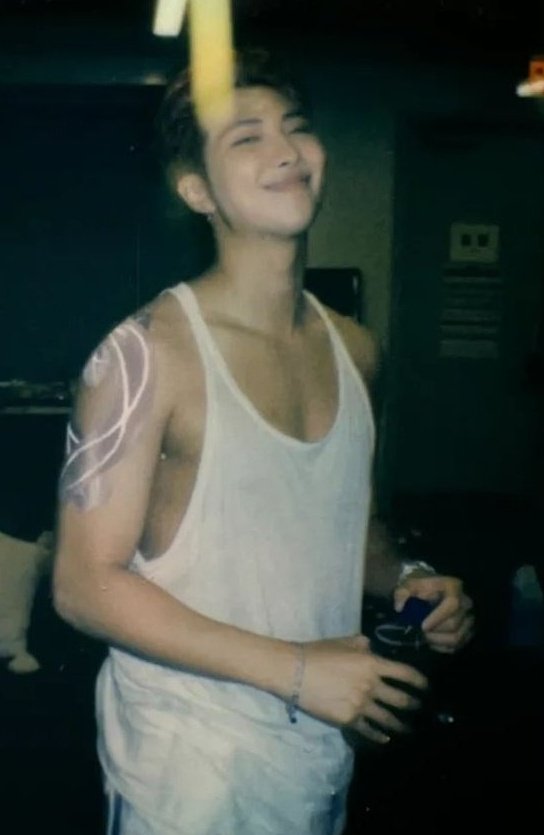 nygmahopee's tweet photo. — LA FOTO QUE HOSEOK CONPARTIO DE KIM NAMJOON??? DIOS, ESOS MÚSCULOS, ESA SOBRISA, NAMU ESTOY A TUS PIES https://t.co/vhIJIUMp1S