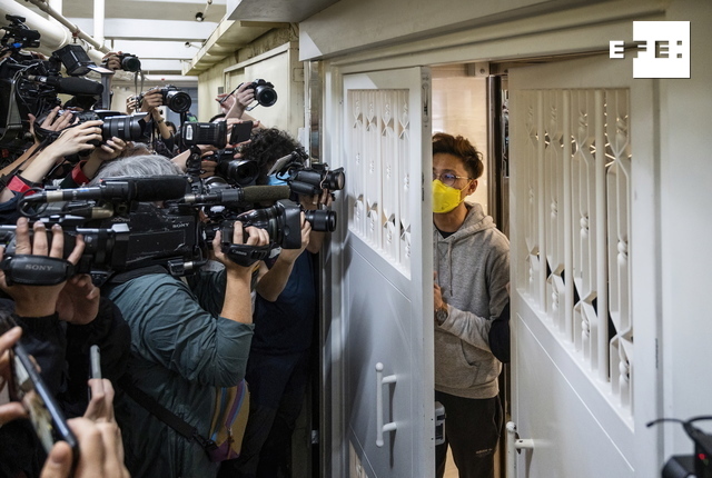 Arrestados en Hong Kong ex directivos del medio de la oposición Stand News, uno de los pocos medios pro-democracia y críticos con Pekín que quedan operativos en la isla.

bit.ly/3sMhvJn