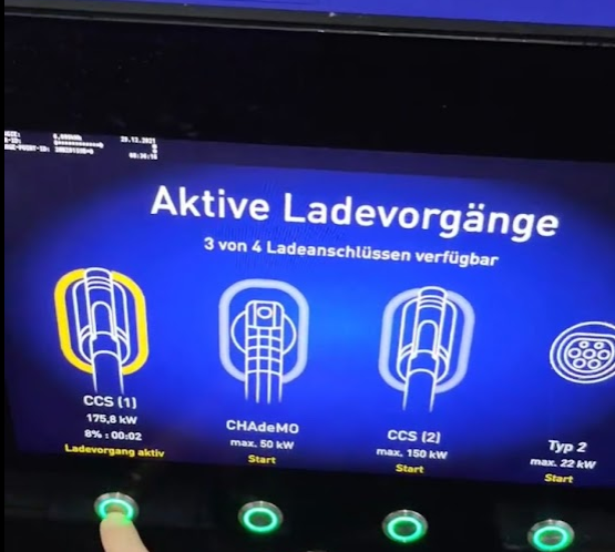 electricfelix's tweet photo. Apparently @EnBW is updating their chargers gradually, with (new) hubs coming first. I used their machines just last week yet it didn't show me the new layout as just shared by #carmaniac
#nerdfriendly
#enbw
#germany
#chargingstats
#alwaysbecharging
#HighPowerCharging
#germanyโก๏ธ https://t.co/NTRL82nm3C