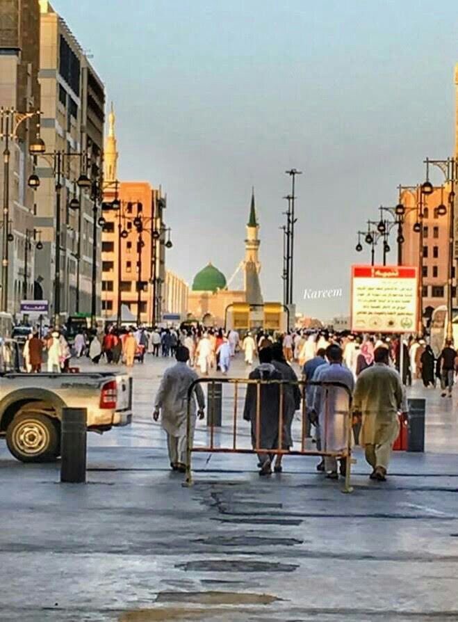 Alkisah, ada seorang fakir miskin melewati jalan Madinah. Di sepanjang jalan, dia sering melihat orang-orang makan daging. Diapun merasa sedih karena jarang sekali bisa makan daging.
Dia pulang ke rumahnya dengan hati mendongkol.