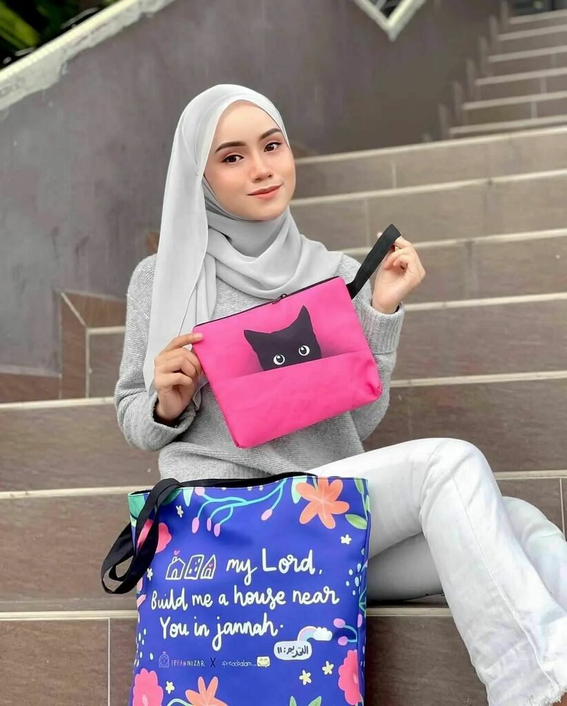 creativeutdmy's tweet photo. Hadiah istimewa untuk insan istimewa. Dapatkan tote bag dan pouch bag yang unik dan menarik ini di Creative United. 

👉 Lawati https://t.co/df8abQoofH atau klik link di bio untuk pelbagai rekaan oleh artis pelukis dan pereka tempatan.

Tote bag by @iff… https://t.co/wEIZKdzrSj https://t.co/clNlqV5vPj
