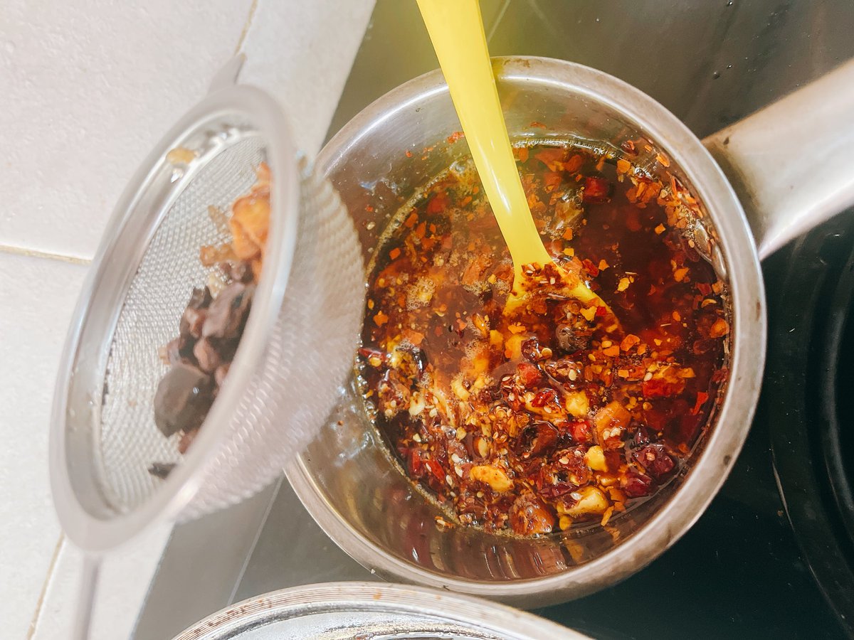 そうだ！こないだラー油が切れたので、庭の唐辛子🌶も使って、山椒、ピーナッツ、にんにく、しょうが、ゴマ、長ネギなかったからコリアンダーで、食べるラー油作ってみた😊　長女に、だんだん、ばぁばに似てきたねって、、、ヤダァまだ早い😂