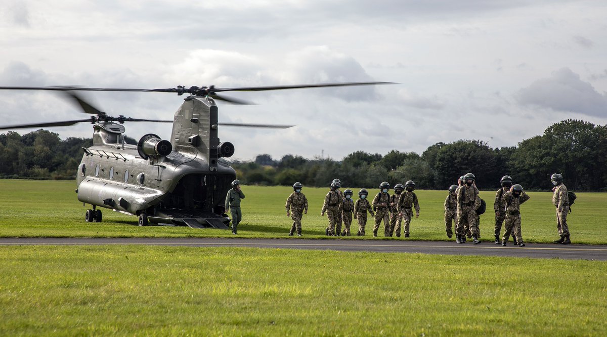 An <a href="/RAFBenson/">RAF Benson</a> Chinook at Cosford for the <a href="/aircadets/">RAF Air Cadets</a> 80th Anniversary Muster in September. #WokkaWednesday.