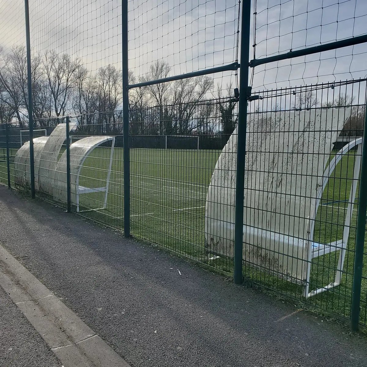 FlorianDarcos's tweet photo. @Villedebegles  Ville Sportive.⚽️
Photos avant vs photos maintenant.
Ils étaient très attendus. Enfin arrivés, bientôt installés: les nouveaux abris pour nos sportifs ⚽️. Petit à petit, nous améliorons les conditions de pratique @cab_football @CABeglais https://t.co/xiy54SkYDy
