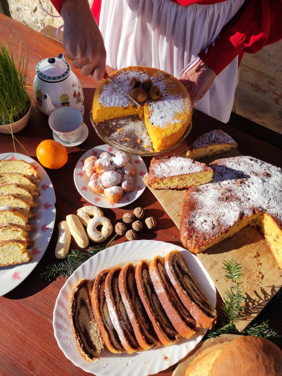 ZminjCroatia's tweet photo. Christmas with traditional food and pastry in Istria 🌟

#traditional #povetica #fritule #pandešpanja #Panetone #foodblogger #pastrycookie https://t.co/YcDaUjUPU0
