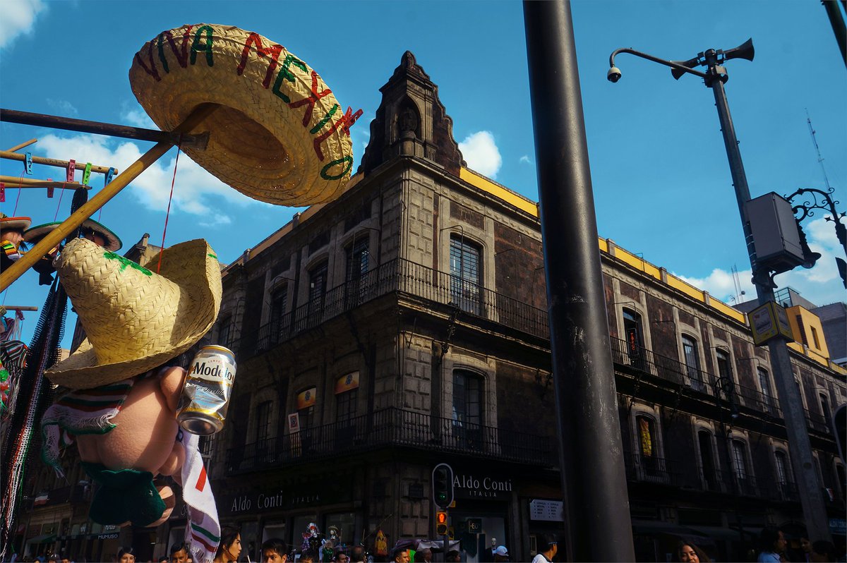 DanielAragonH's tweet photo. Stunning, overwhelming, inspiring, and chaotic are some words that come to mind when walking down the streets of Mexico City's Historic Center. It's a marriage of not only architecture and art but of people. It's the city's beating heart ❤️ ~ Memories from #MexicoCity https://t.co/wQr4BOJ5PA