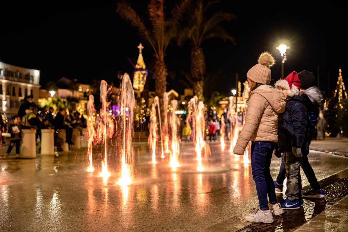 [LES ILLUMINATIONS] ✨ Un émerveillement pour les petits et les grands ! Les pointus, l'église Saint-Nazaire, les ruelles, les placettes, le parvis du Théâtre Galli et bien d'autres lieux enchantés au cœur de la ville sont à (re)découvrir lors de votre balade féérique ! ✨😍🎄