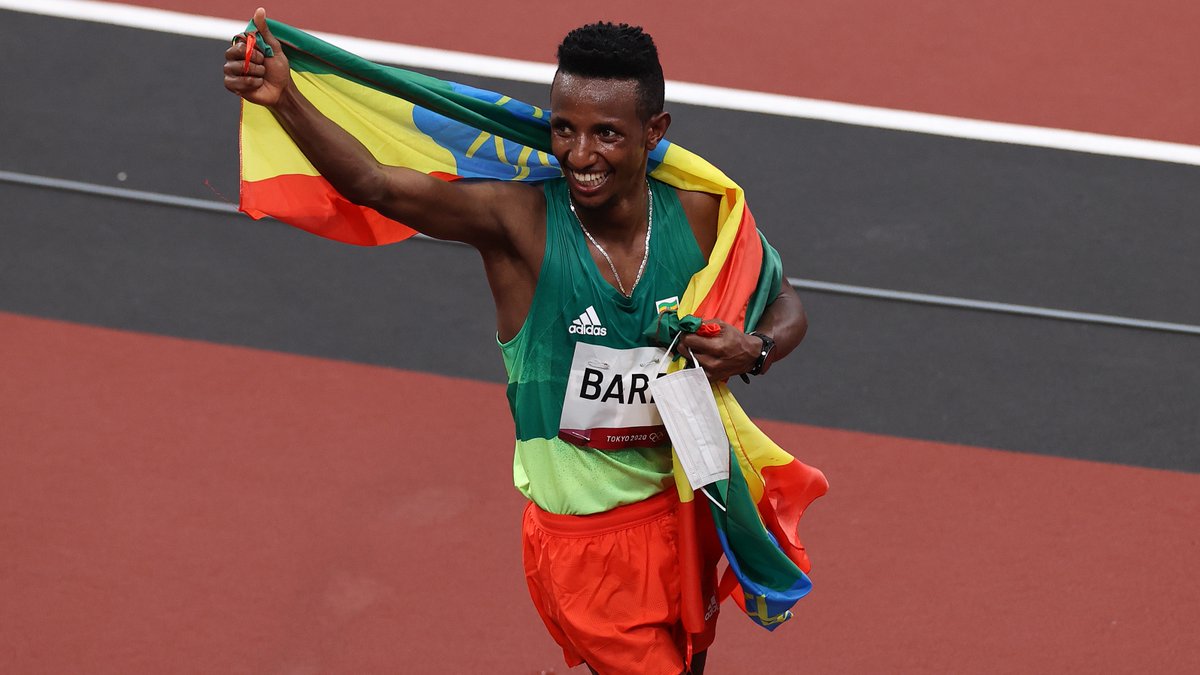 AthleticsWeekly's tweet photo. Men's 10,000m merit rankings for 2021: 

1⃣ Selemon Barega 🇪🇹
2⃣ Joshua Cheptegei 🇺🇬
3⃣ Jacob Kiplimo 🇺🇬

For the full list of rankings ⬇️ https://t.co/4DaHsfNEwQ