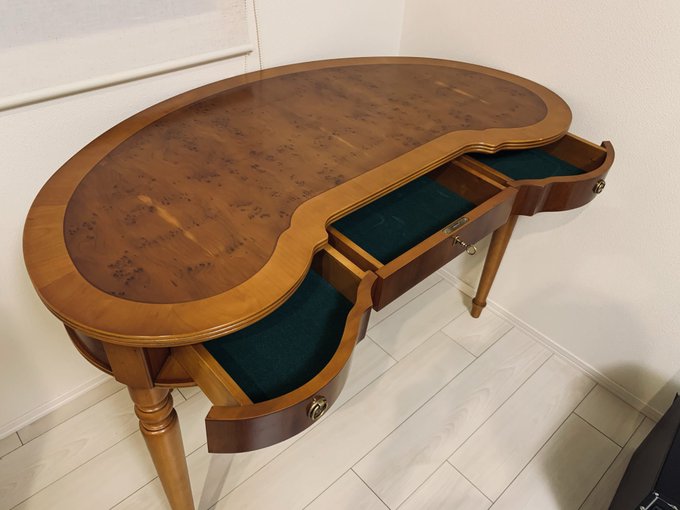 #今年買ってよかったもの
⑨アンティークの机

中古で購入
引き出しの曲線の雰囲気が非常に好き
万年筆とか買いたくなる 