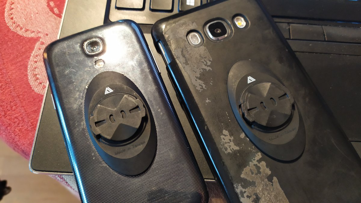 A phone isn't in a secure place when mounted on a bike handlebar. Dangers are:
❗️Rain, sweat, vibrations, or detach and fly❗️
If, as me, you want to keep using a phone as a bike computer, use a <a href="/Garmin/">Garmin</a> mount with a <a href="/KomCycling/">KOM Cycling</a> adapter. Very solid ✅
komcycling.com/products/garmi…