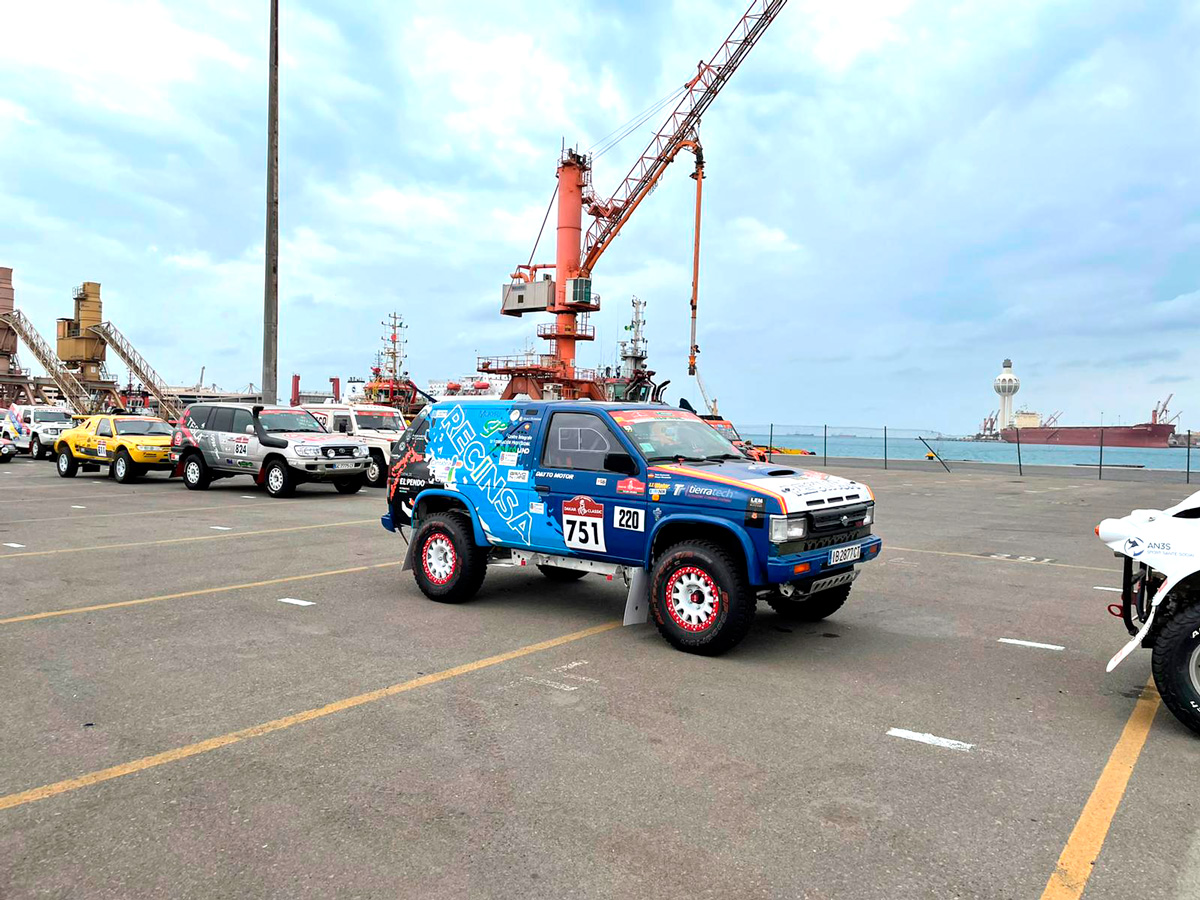 _TierraTech's tweet photo. Un año más TierraTech® acompaña y anima a nuestro proveedor Recinsa al volante de su Nissan Terrano recién llegado al puerto de Jeddah y preparado para enfrentarse a una nueva edición del Dakar Classic 2022! 👍
#tierratech #limpiezaporultrasonido #motorclean https://t.co/2EWThbwIec