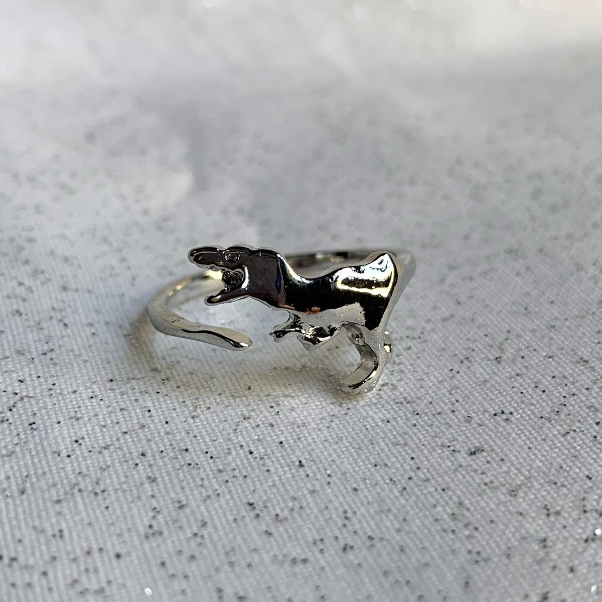 theburrowdesign's tweet image. 🦖🦴🦕🦖🦴🦕🦖🦴🦕🦖🦴🦕🦖

The “jurassic” ring collection! You can pick your favorite dino in my shop! All my rings are adjustable, one size fits most!

☄️ theburrowdesigns.com ☄️

🦖🦴🦕🦖🦴🦕🦖🦴🦕🦖🦴🦕🦖