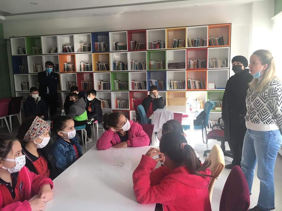 Müdürlüğümüzün "Geleceğimi Keşfediyorum" projesi kapsamında <a href="/AtakoyVe/">Atâköy şehit selim akan ilkokulu ve ortaokulu</a> öğrencileri ile birlikte 75.yıl MTAL Sağlık Hizmetleri Bölümünü ziyaret ederek temel sağlık bilgisi ve ilk yardım teknikleri hakkında uygulama faaliyetlerinde bulundu.<a href="/samsunmem/">Samsun İl Milli Eğitim Müdürlüğü</a> <a href="/gokhanmurat1/">Murat YİĞİT</a>
#samsunbenimokulum