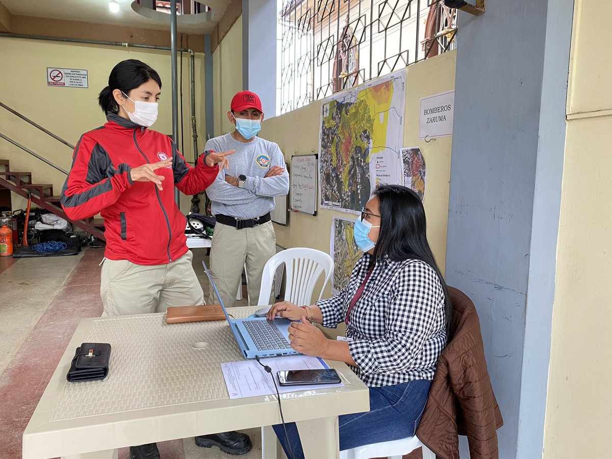 AHORA | Evaluadores estructurales del Equipo #USAR ECU-13 de #BomberosCuenca, se reúnen con la Abg. Viviana Fernández, Jefa de Bomberos #Zaruma; para coordinar las operaciones que se realizarán el día de hoy, en la calle 9 de Octubre.