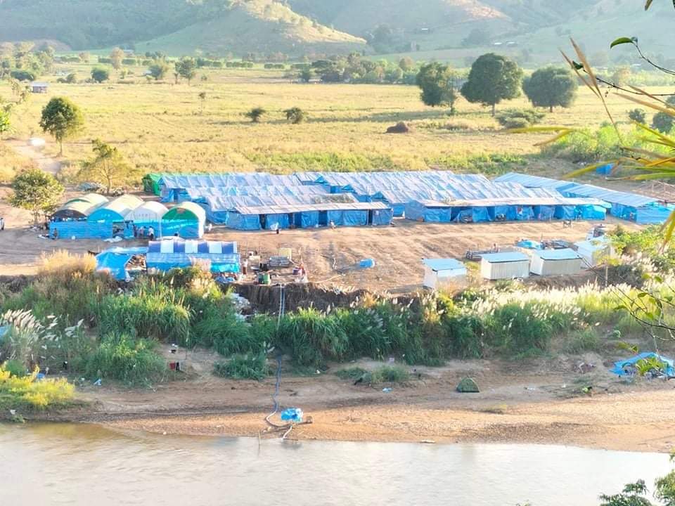 Chanapai247's tweet photo. Scenes of Myanmar refugees who are taking refuge on the river bank of #แม่น้ำเมย , Maesot , of Thailand. 

#HelpMyanmarIDPs
#Dec29Coup 
#WhatsHappeningInMyanmar https://t.co/tVXhx4vgbS