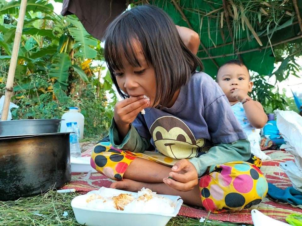Chanapai247's tweet photo. Scenes of Myanmar refugees who are taking refuge on the river bank of #แม่น้ำเมย , Maesot , of Thailand. 

#HelpMyanmarIDPs
#Dec29Coup 
#WhatsHappeningInMyanmar https://t.co/tVXhx4vgbS