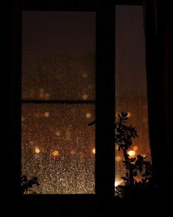 Окно вечер. Мрачный вид из окна. И он ночью за окном. Парень ночью у окна. Солнце в окне картинки.