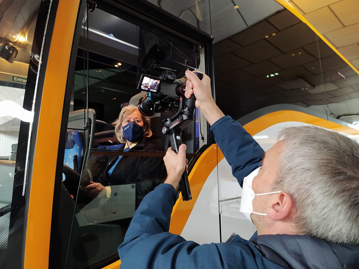 SdeAudiovisuais's tweet photo. 🚌 Ofelia Doral é unha das primeiras condutoras de autobús en Lugo. 

🎥 Hoxe estivemos con ela para gravar un novo capítulo de “Mulleres da Provincia”

@monbusinfo https://t.co/9hxqOB3cXZ
