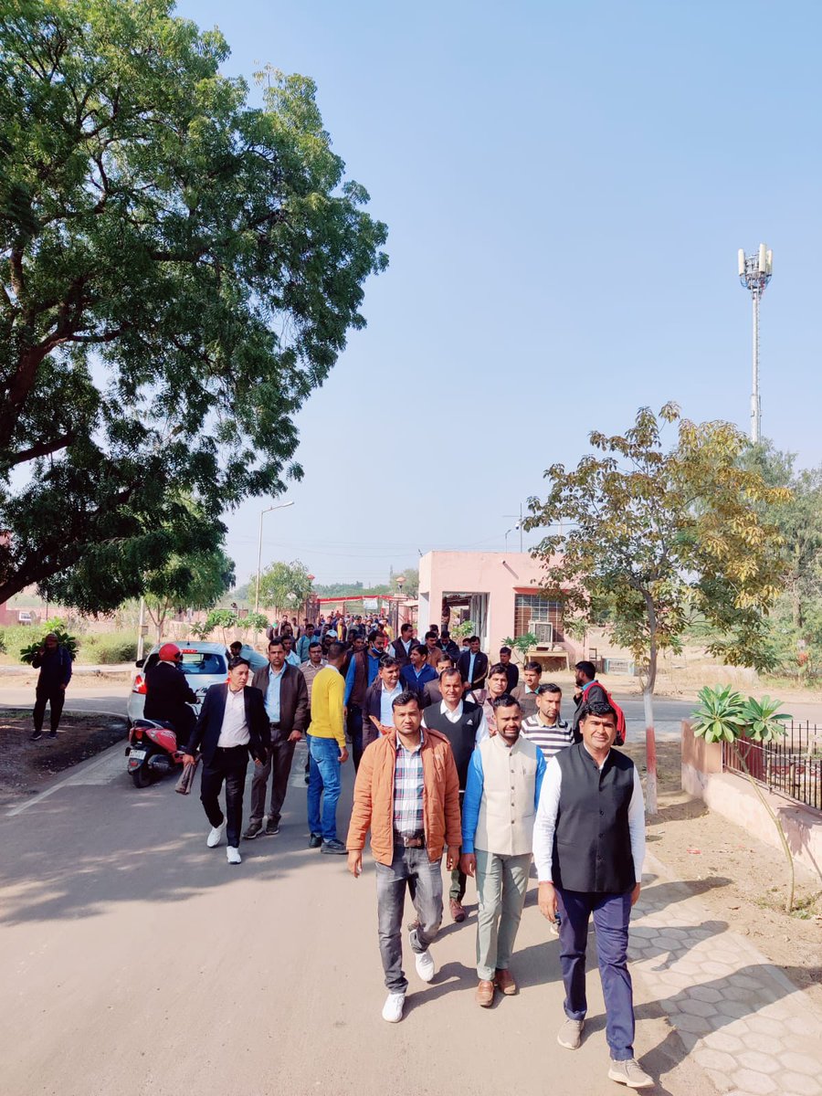 PRESIDENTBKN2's tweet photo. Rpsc 2015 के व्याख्याताओ के नोशनल लाभ के आदेश जारी करवाने हेतु आज एक दिन का सांकेतिक धरना,निदेशालय घेराव व रैली न��काली गई, उसके बाद संयुक्त निदेशक श्री वाजपेयी जी से वार्ता हुई। उन्होंने जल्द सकारात्मक कार्रवाई का भरोसा दिलाया। @DrBDKallaINC @kana_ias @artizzzz @GovindDotasra https://t.co/jhJnB45PeV
