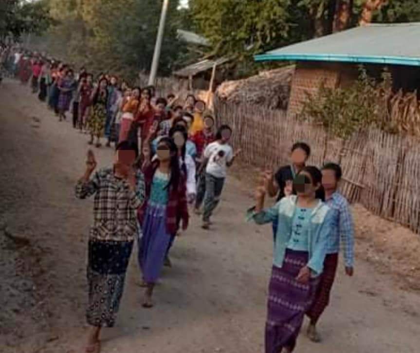 Chanapai247's tweet photo. As usual , anti-coup evening protest from #Myaing township was jointly staged by locals and basic education strike committee .

#HelpMyanmarIDPs 
#Dec29Coup 
#WhatsHappeningInMyanmar https://t.co/NhsVSWLdag
