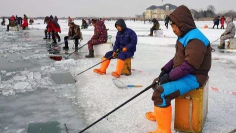 shanghaidaily's tweet image. For centuries, fishermen and women living by #Chagan Lake,one of China's largest freshwater lakes, have kept alive the tradition of ice fishing – hand-drilling holes through the thick ice and lowering nets into the frosty waters to catch fish. shine.cn/news/nation/21…