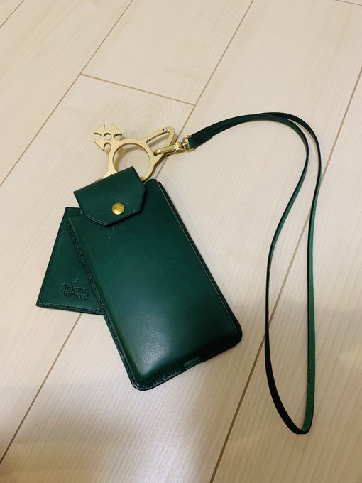 #今年買ってよかったもの
12 ヴィヴィアンのスマホケース

デカいモチーフ付きのスマホケース
嫁は出かける時マジの手ぶらなので、荷物はスマホとパスモさえあれば良いらしい
革は緑で差し色としても使いやすい 