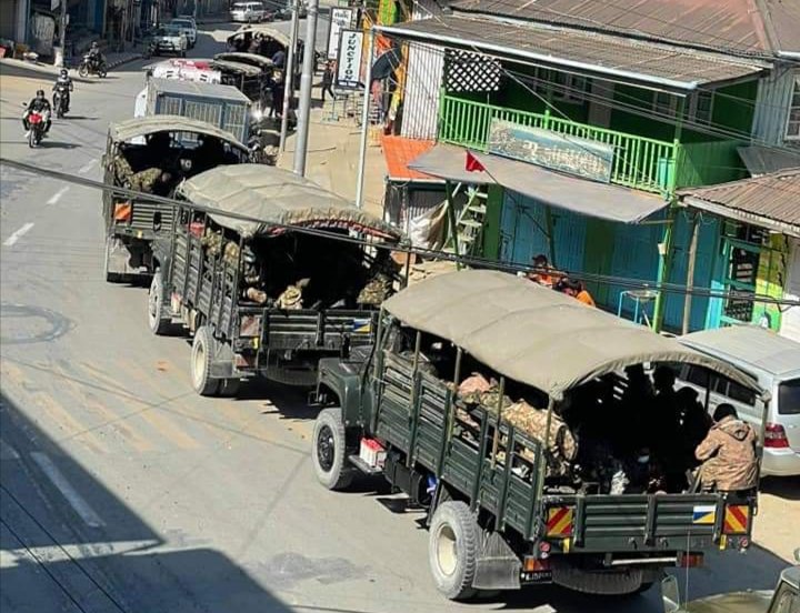 ChinHumanRights's tweet photo. 2 persons abducted by junta forces of 70 armed men on Dec 28 in Hakha after a minor detainee was paraded &amp; forced to identify homes of people with ties to CDF. A 43 yr-old man is now in army custody possibly facing torture at LIB 266 base &amp; a woman is held by police for CDF links https://t.co/1RJWWVnb8S
