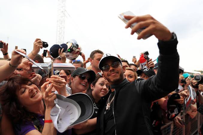 RT @bayewrnmunich: lewis hamilton with fans https://t.co/XwzwWfFLyX