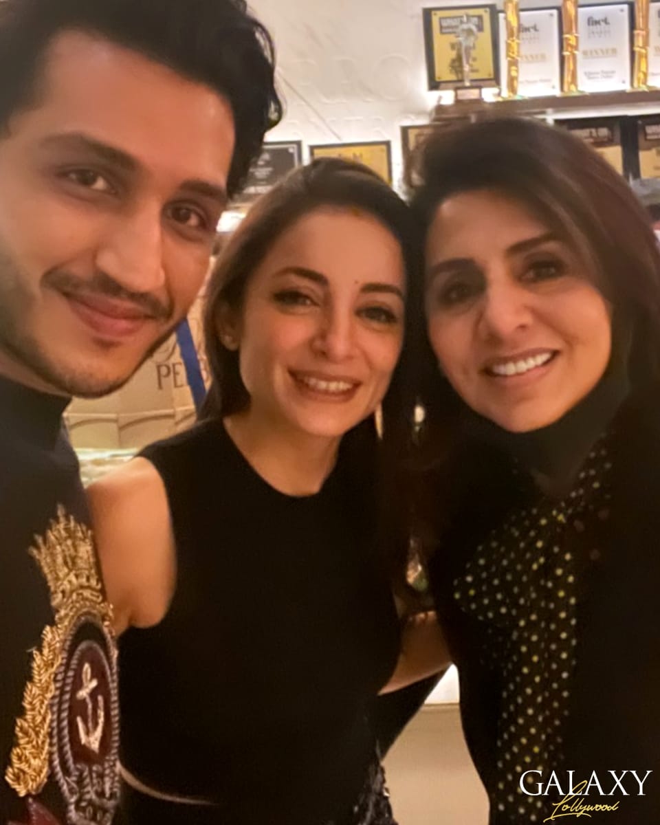 galaxylollywood's tweet photo. Sarwat Gilani and Rao Ali Khan share a fan moment with Neetu Kapoor in Dubai π€© #SarwatGilani #RaoAliKhan #NeetuKapoor https://t.co/LwcyHJaPW2