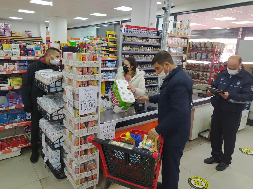 afyonbelediyesi's tweet photo. 👉 Belediyemiz Zabıta Müdürlüğüne bağlı ekiplerimiz fahiş fiyat uygulaması çerçevesince marketlere yönelik denetimlerini tüm hızıyla sürdürüyor...

#ALO175
@zeybekbaskan
@gokmen_cicek_ https://t.co/uPS0UDULm6