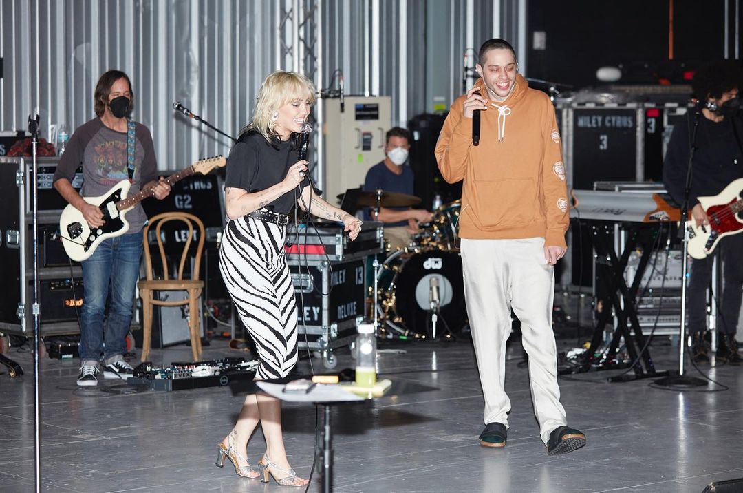 He showed up. ❤️ #MileysNewYearsEveParty #PeteDavidson 

<a href="/nbc/">NBC Entertainment</a> @peacockTV 
📸 x <a href="/Vijatm/">Vijat Mohindra</a>