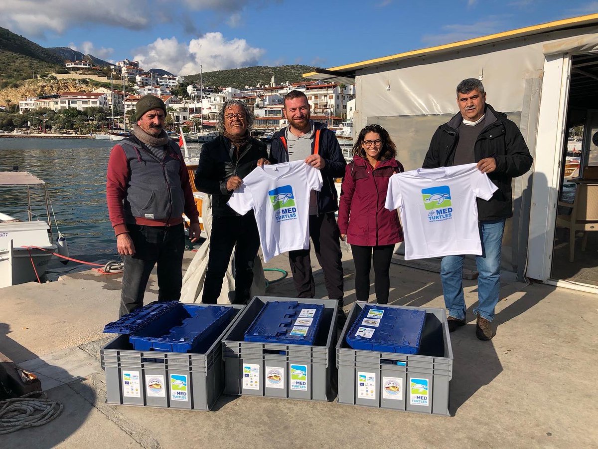 dekamerturkey's tweet photo. #LifeMedTurtles projesi kapsamında DEKAMER ekibimizin balıkçılara deniz kaplumbağaları hakkında eğitim vermek ve kurtarma kitlerini dağıtımı için bu ayki duraklarından biri Datça’ydı. https://t.co/w8V4RkcOwG