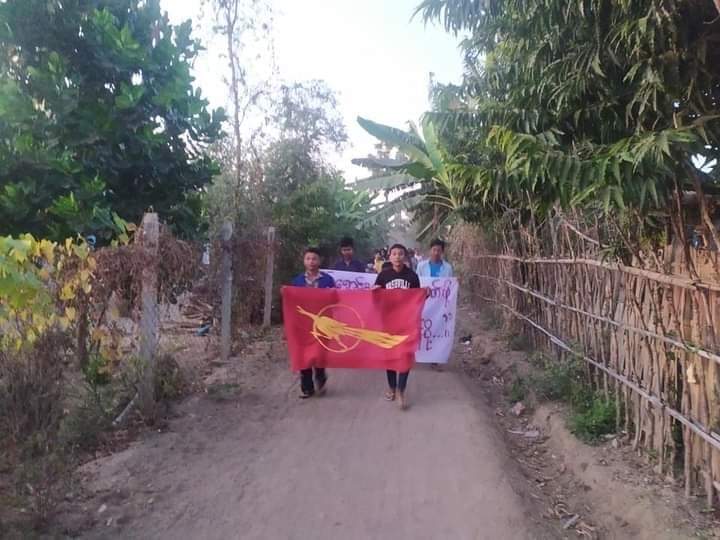 Chanapai247's tweet photo. " Let's end the refugees crisis by joining our hands with PDF "
This evening , protesters from #YayKyiPin village of Yin-Mar-Pin township marched and held peaceful sit-in strike .
#HelpMyanmarIDPs
#Dec29Coup
#WhatsHappeningInMyanmar https://t.co/sHyQhyVATb