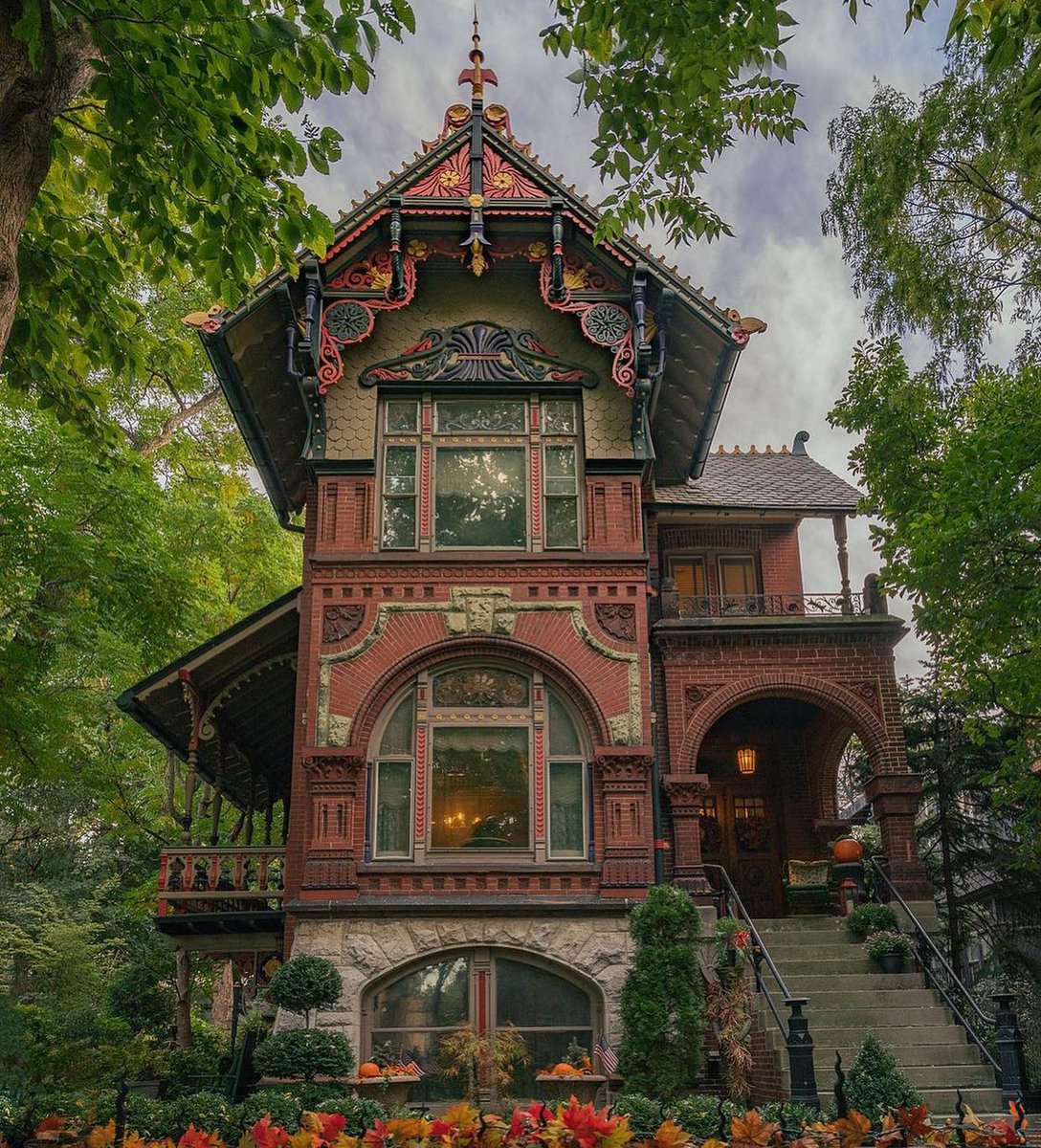 Weinhardt Mansion built in 1888 in Chicago, IL, photo by @ nathanielintransit