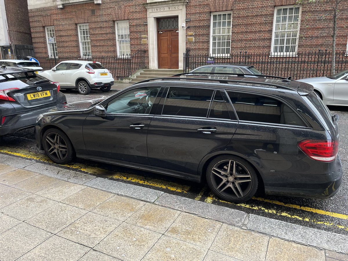 pints66's tweet photo. @TfLTPH @TfL 28.12.21 at 12.04pm on the Licensed London Taxi rank at St Mary’s Hospital on South Wharf Rd , W2. https://t.co/0o4QF30tFw