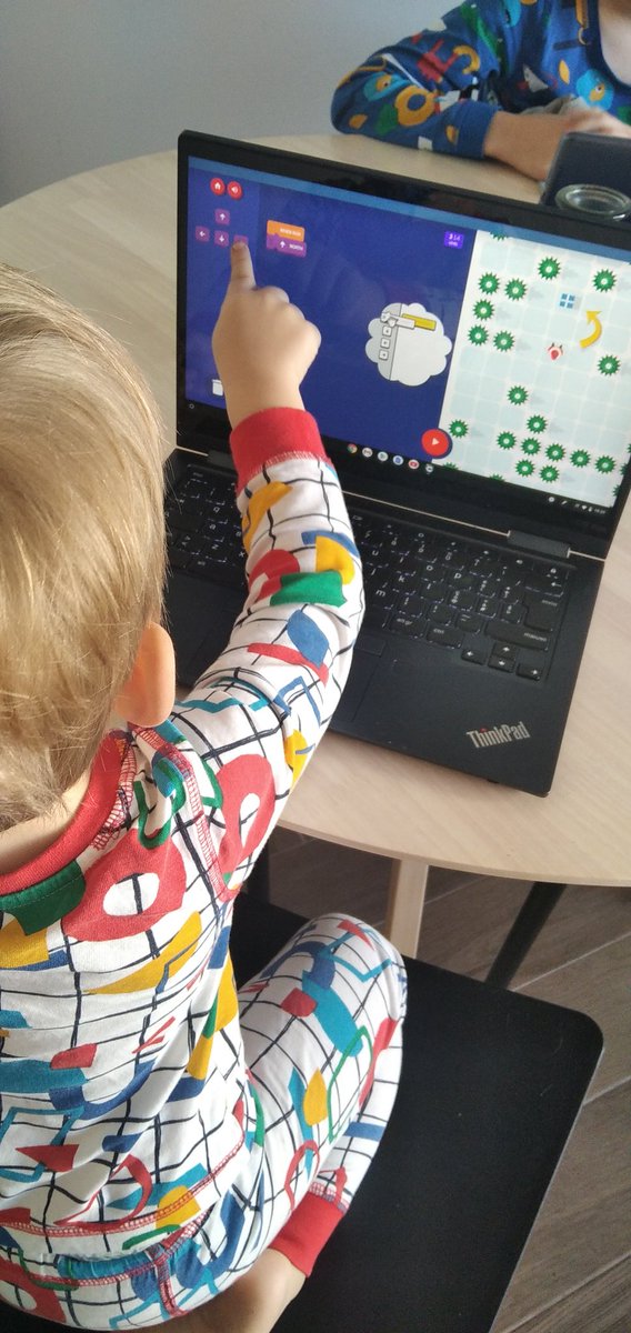 misterel's tweet image. 3 years old and already block coding. #googlesantatracker