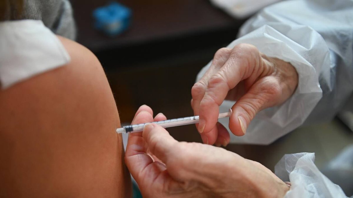 EPLibertes's tweet photo. Voilà ce que la presse nous sert: une personne très âgée fait une injection #Vaccin sans aiguille.
Plus c'est gros, plus ça passe.
L'argent coule à flot, les medias sont aux ordres et une partie des français continue à gober.
@OuestFrance 

#EnsemblepourLesLibertes https://t.co/068pu8H6x0