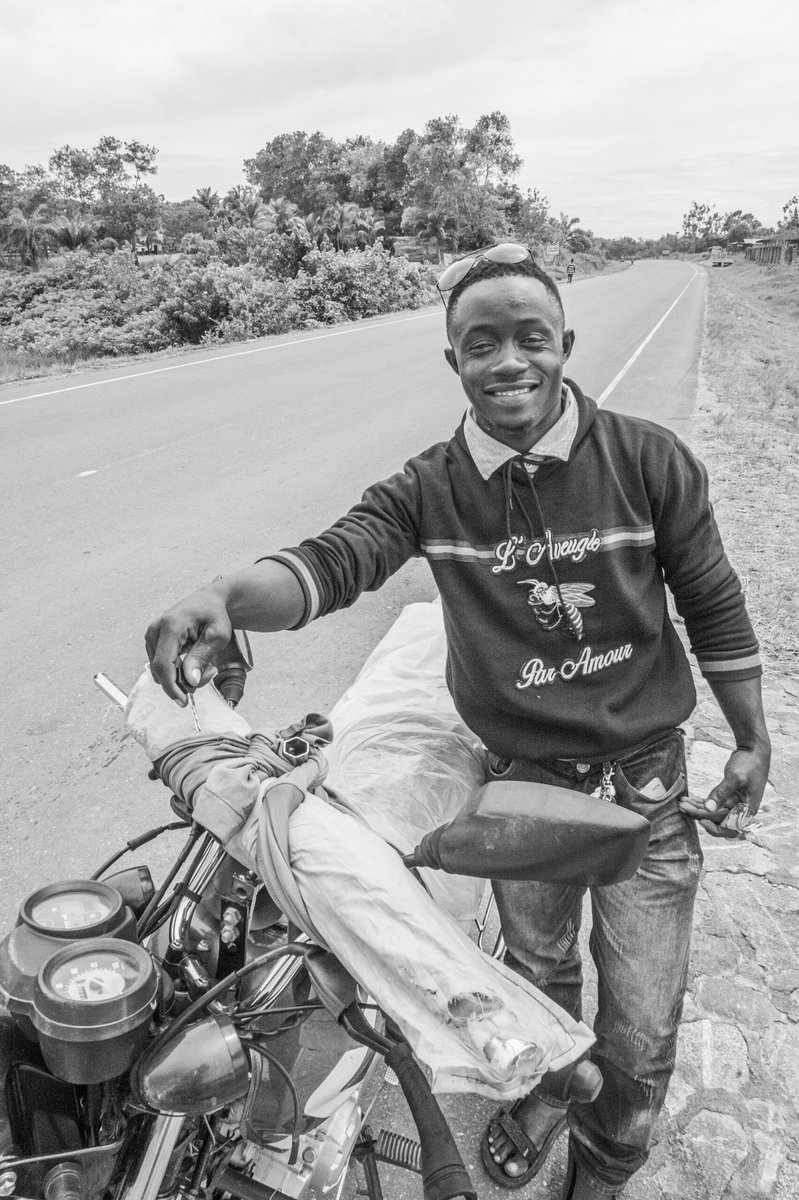 ...auch dieser junge mann, er stellte sich mit "matheus" vor, erzählte mir stolz von seinem motorrad und das er dinge transportiert...
er war schlicht begeistert und wollte das jeder ihn kennenlernt...
...das konnte ich ihm natürlich nicht schuldig bleiben...
#teamworkafrica