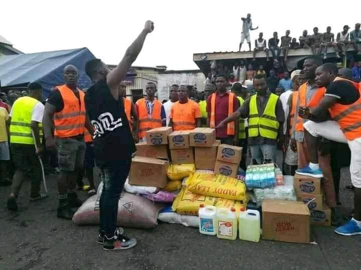 ForYou_Media's tweet photo. Months after leaving prison, Tenor was back in Jail with gifts for the inmates.
The musician returned to the Douala Central Prison with items like soap, rice...
He was previously detained at the Douala Central Prison after an accident in his car which caused death of a young girl https://t.co/fozMqbRz8x