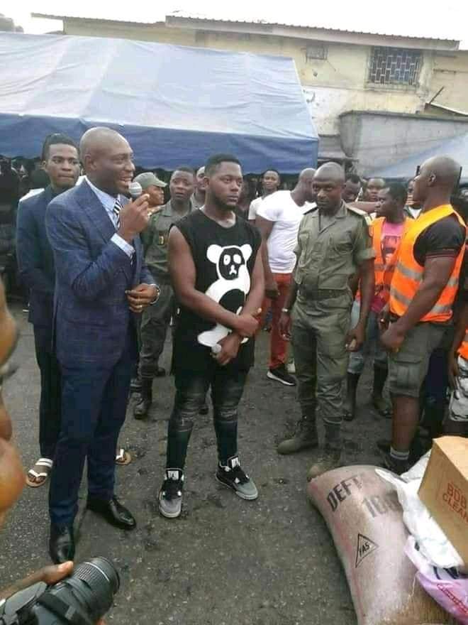 ForYou_Media's tweet photo. Months after leaving prison, Tenor was back in Jail with gifts for the inmates.
The musician returned to the Douala Central Prison with items like soap, rice...
He was previously detained at the Douala Central Prison after an accident in his car which caused death of a young girl https://t.co/fozMqbRz8x
