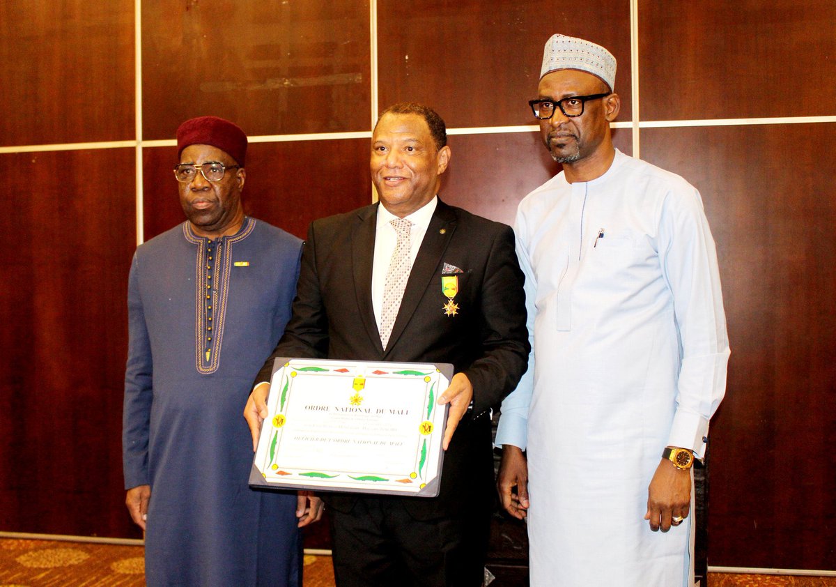 AbdoulayeDiop8's tweet photo. J’ai offert ce 28/12, un dîner d'adieu à l'Amb. du🇲🇦au🇲🇱, @nacirih12 en fin de mission. Il a été élevé au rang d'Officier d l’Ordre National du🇲🇱à titre étranger par SE @GoitaAssimi Pdt de la Transition pour son apport &amp; celui du🇲🇦au renforcement de la coopération bilatérale. https://t.co/zjrcerwFVa