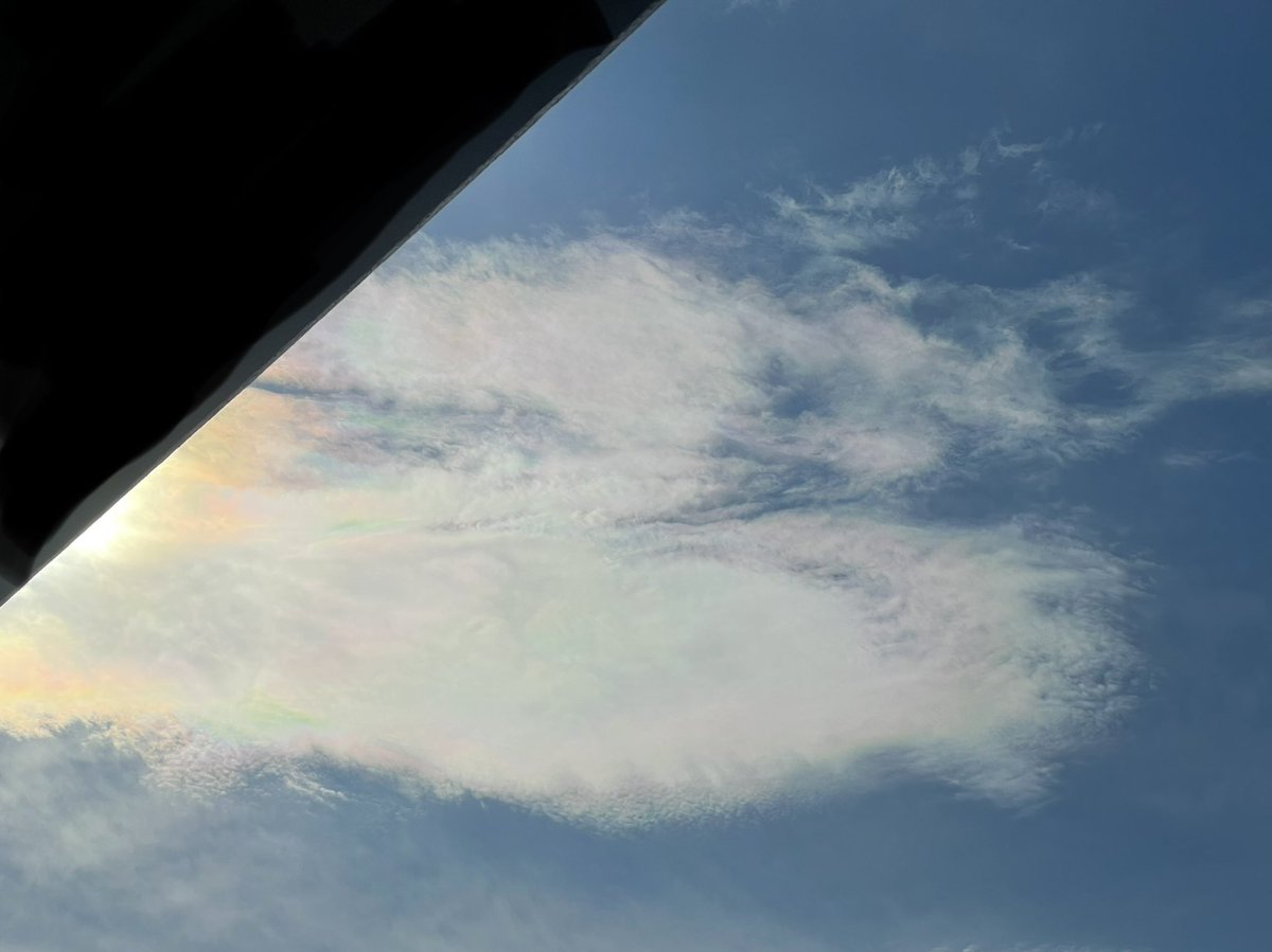 ゆっこ S Tweet 今日も彩雲日和でした 今年は本当にたくさん彩雲を見る事ができました 天気の図鑑 のおかげで虹以外の気象現象も 子供達と共有できるようになったのが嬉しかったです 空が好き 世界でいちばん素敵な雲の教室 彩雲 Trendsmap