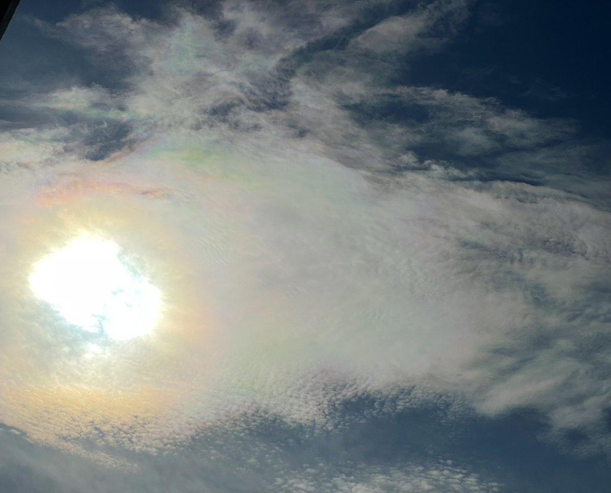 ゆっこ S Tweet 今日も彩雲日和でした 今年は本当にたくさん彩雲を見る事ができました 天気の図鑑 のおかげで虹以外の気象現象も 子供達と共有できるようになったのが嬉しかったです 空が好き 世界でいちばん素敵な雲の教室 彩雲 Trendsmap